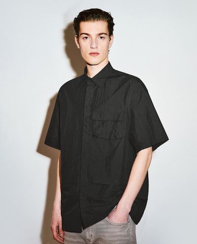  URBAN REVIVO - Áo sơ mi nam cổ bẻ tay ngắn hiện đại 