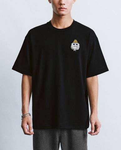  URBAN REVIVO - Áo thun nam cổ tròn tay ngắn phối hình thêu trẻ trung Printed 