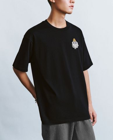  URBAN REVIVO - Áo thun nam cổ tròn tay ngắn phối hình thêu trẻ trung Printed 