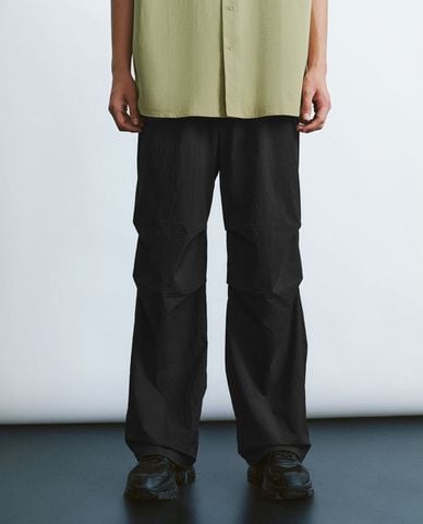  URBAN REVIVO - Quần nam ống rộng lưng thun phối dây rút thời trang 