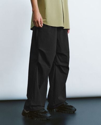  URBAN REVIVO - Quần nam ống rộng lưng thun phối dây rút thời trang 