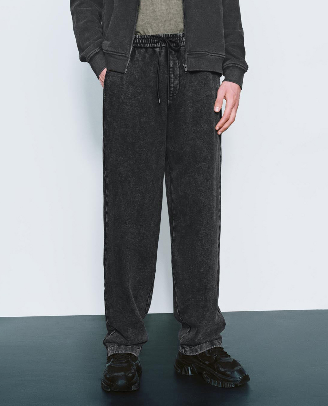 URBAN REVIVO - Quần nam ống rộng lưng thun Loose Drawstring