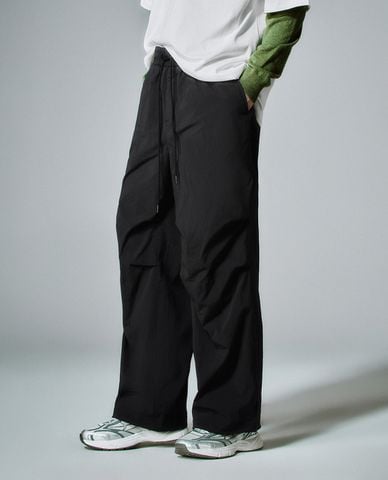  URBAN REVIVO - Quần nam ống rộng phối dây rút 