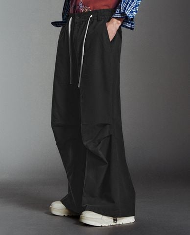  URBAN REVIVO - Quần nam ống rộng lưng thun thời thượng 