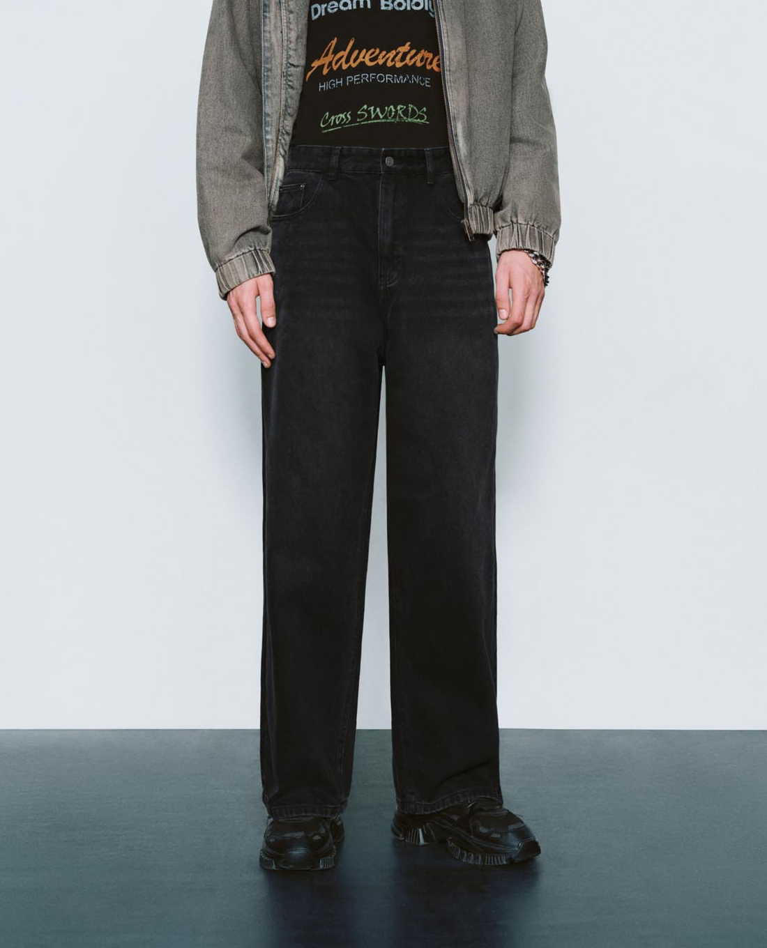 URBAN REVIVO - Quần jeans nam ống rộng thời thượng