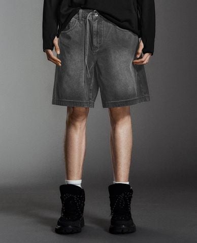  URBAN REVIVO - Quần short jeans nam ngang gối wash bạc 