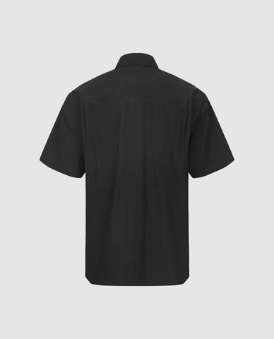  URBAN REVIVO - Áo sơ mi nam cổ bẻ tay ngắn phối hình 