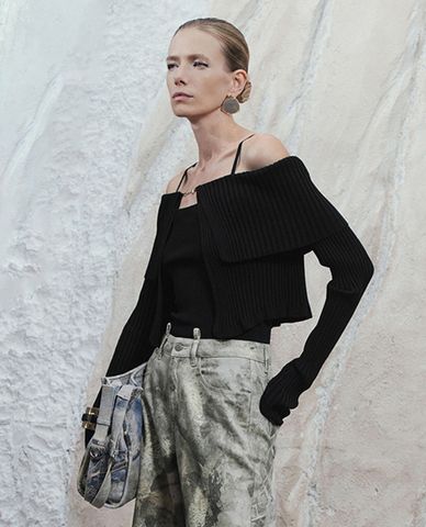  URBAN REVIVO - Áo trễ vai nữ dệt kim tay dài phom ôm tôn dáng 