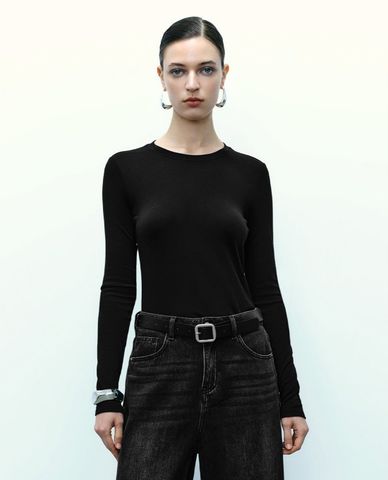  URBAN REVIVO - Áo thun nữ cổ tròn tay dài phom ôm quyến rũ 