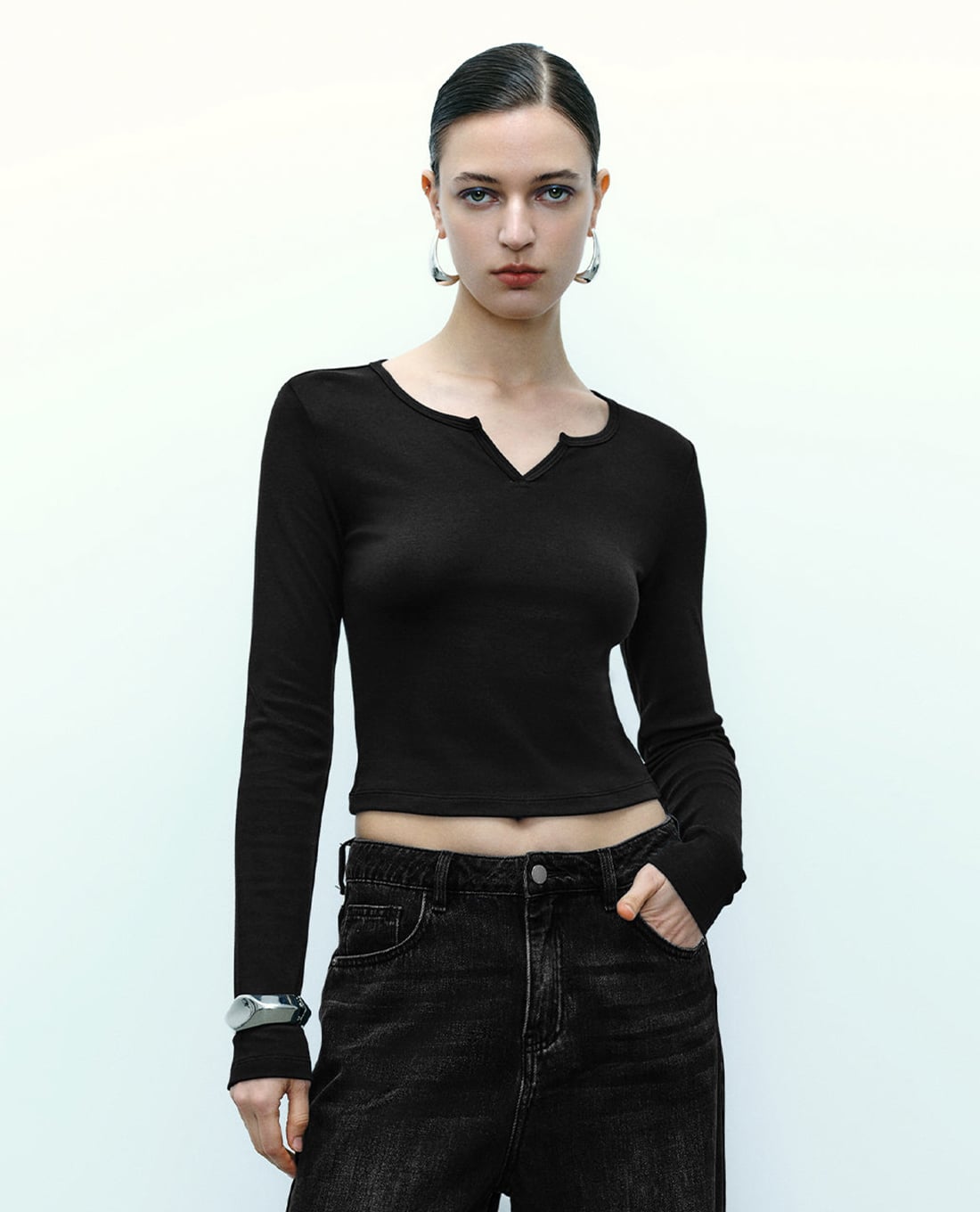 URBAN REVIVO - Áo thun nữ cổ V tay dài phom ôm