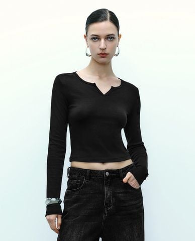  URBAN REVIVO - Áo thun nữ cổ V tay dài phom ôm 