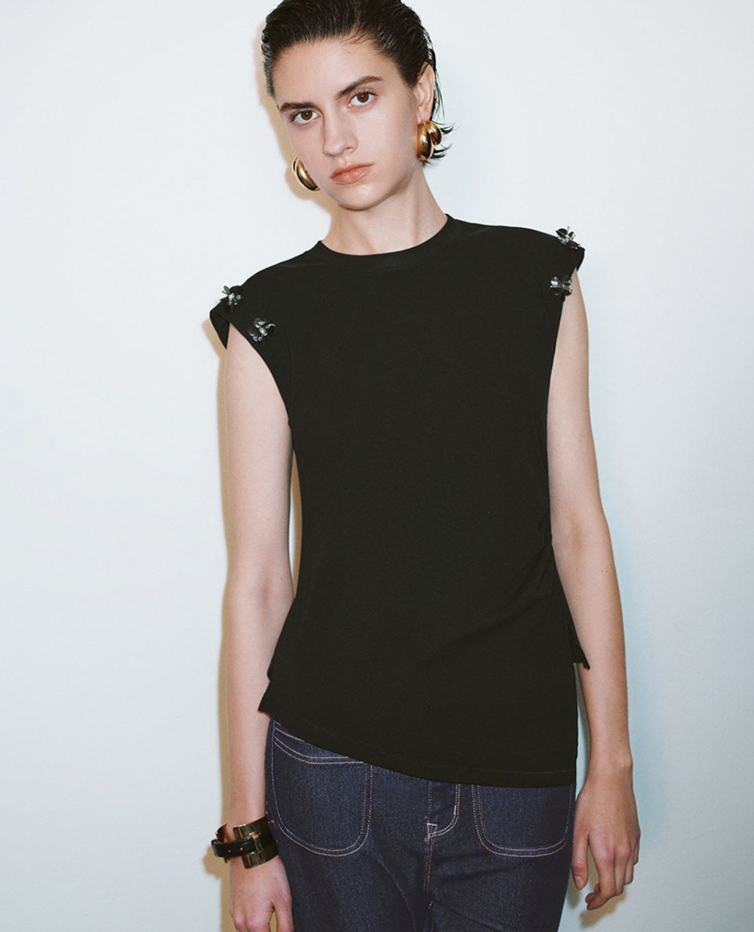 URBAN REVIVO - Áo sát nách nữ vạt chéo đính hoa Skinny