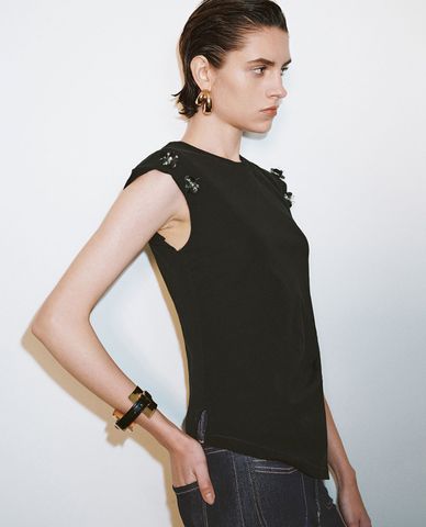  URBAN REVIVO - Áo sát nách nữ vạt chéo đính hoa Skinny 