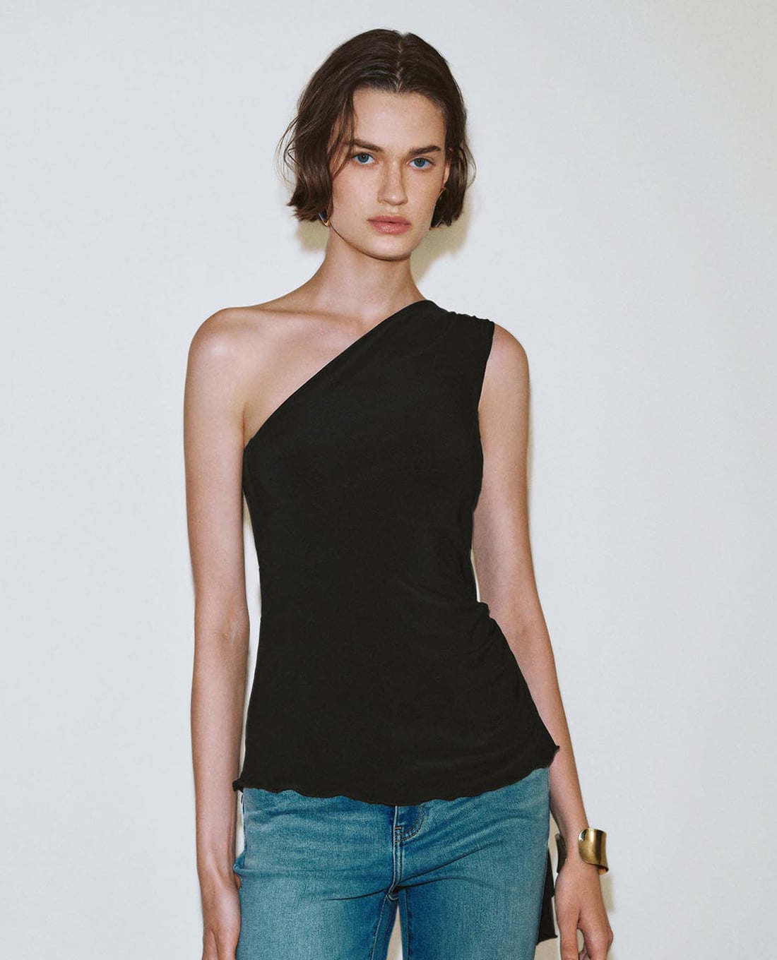 URBAN REVIVO - Áo trễ vai nữ phom ôm hiện đại