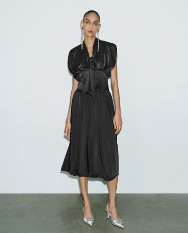  URBAN REVIVO - Đầm midi cổ V sát nách nữ tính 