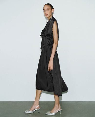  URBAN REVIVO - Đầm midi cổ V sát nách nữ tính 