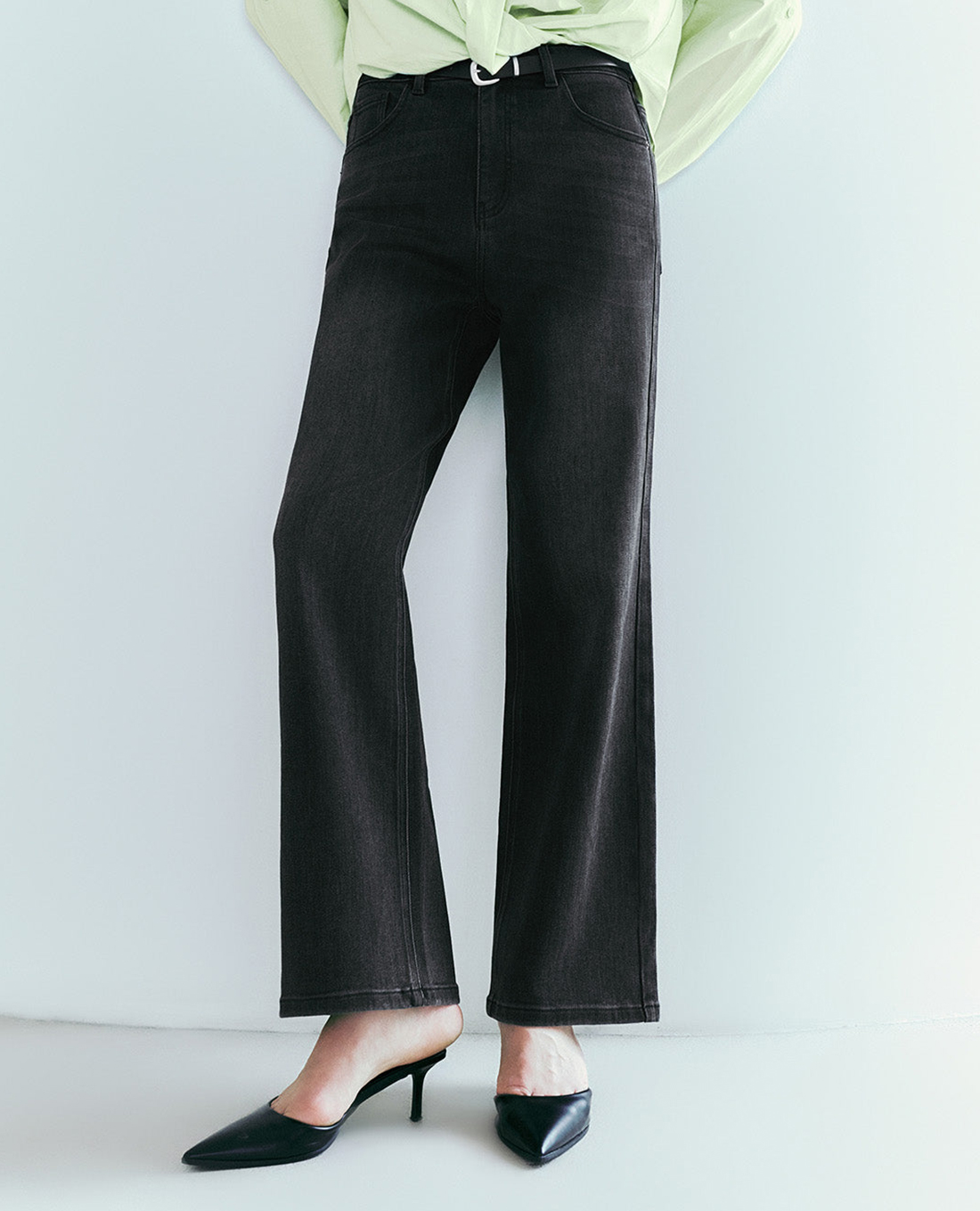 URBAN REVIVO - Quần jeans nữ ống rộng phối thắt lưng