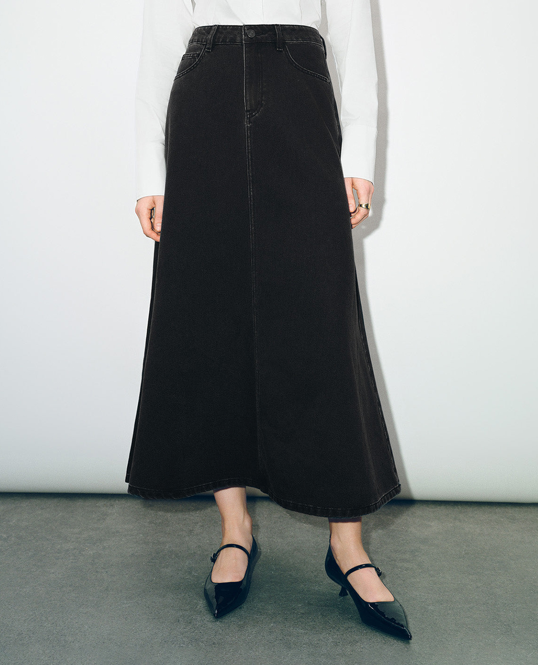 URBAN REVIVO - Chân váy denim midi lưng cao hiện đại