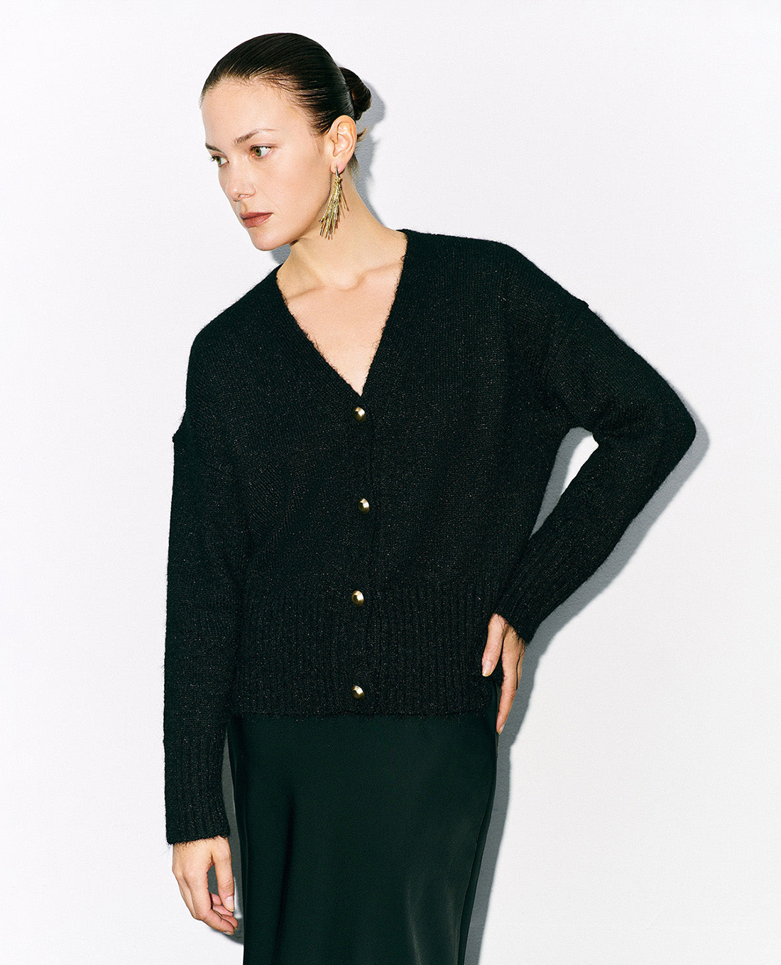 URBAN REVIVO - Áo khoác cardigan nữ cổ V tay dài Vest