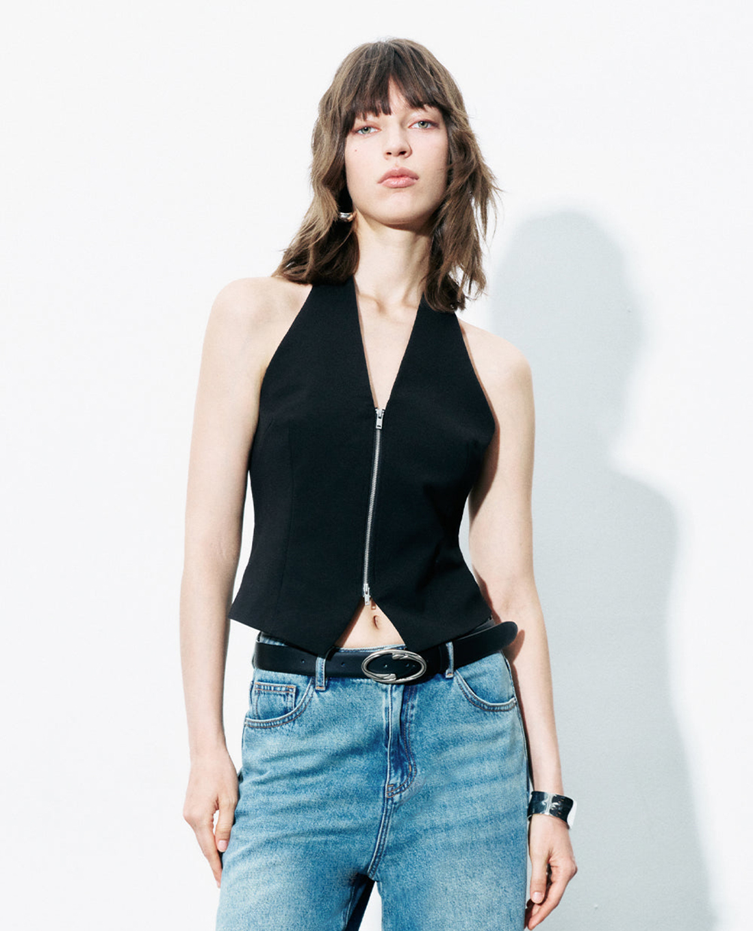 URBAN REVIVO - Áo sát nách nữ cổ V phối khoá zip cá tính