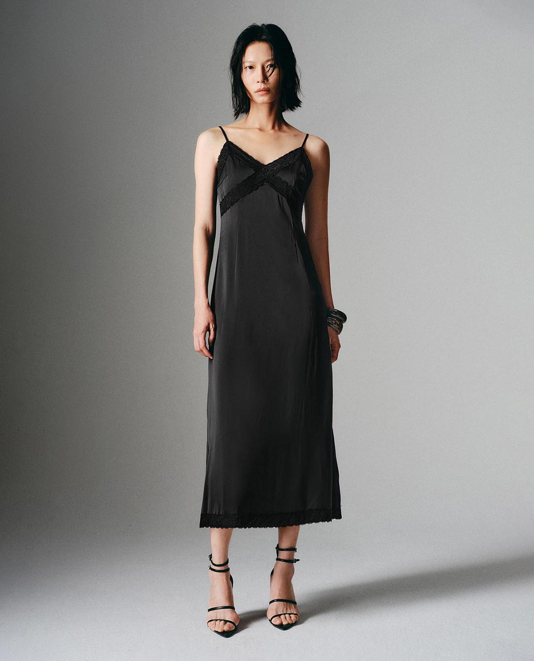 URBAN REVIVO - Đầm hai dây midi phối ren A Line