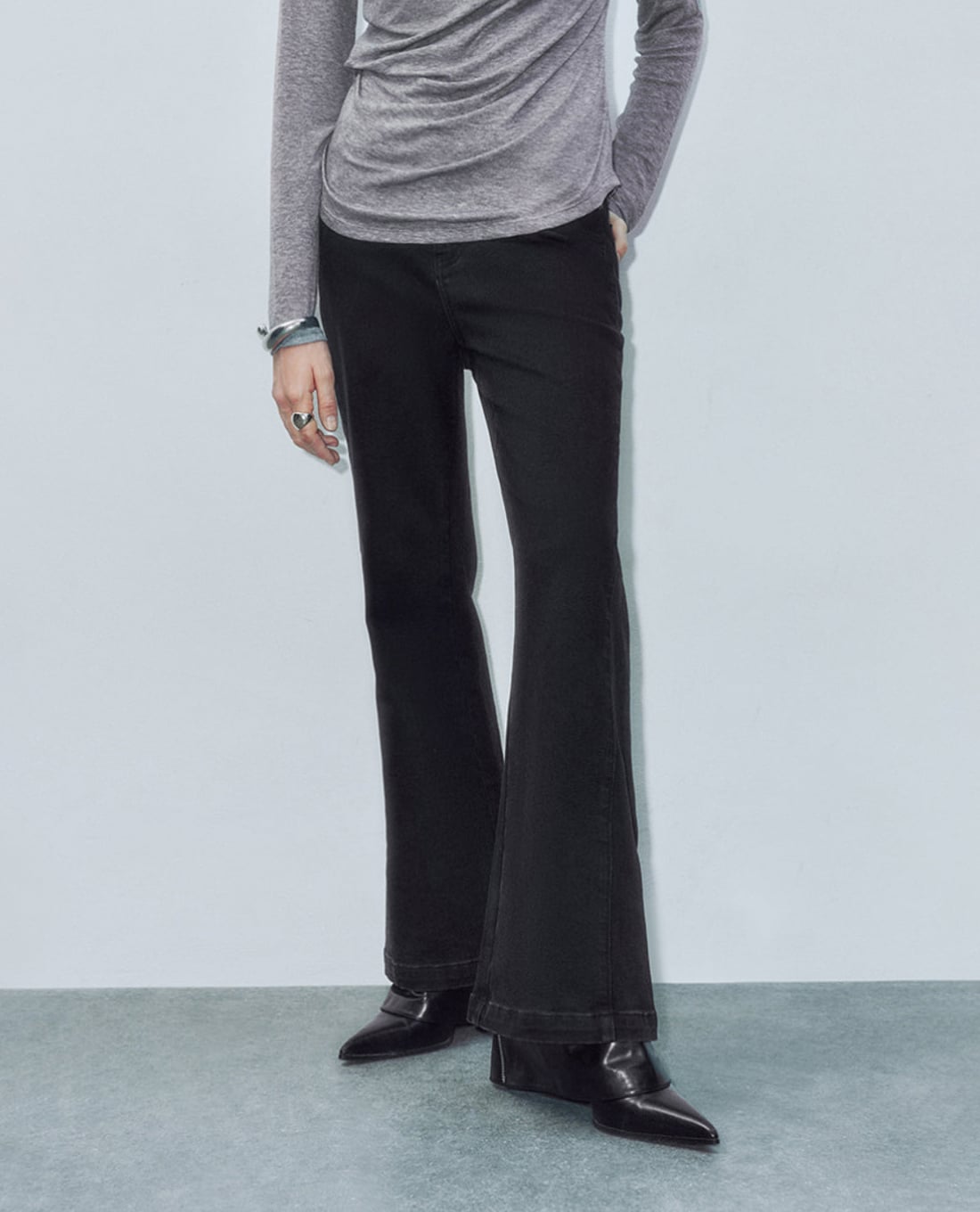 URBAN REVIVO - Quần jeans nữ ống loe thời trang