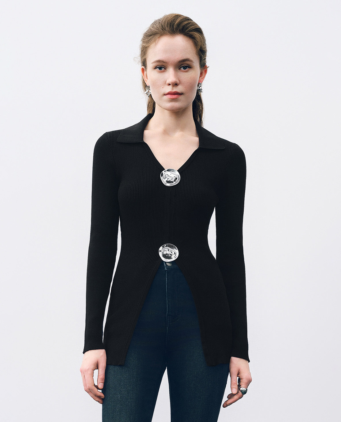 URBAN REVIVO - Áo dệt kim nữ cổ V tay dài phối nút Fluid Metal Buttons