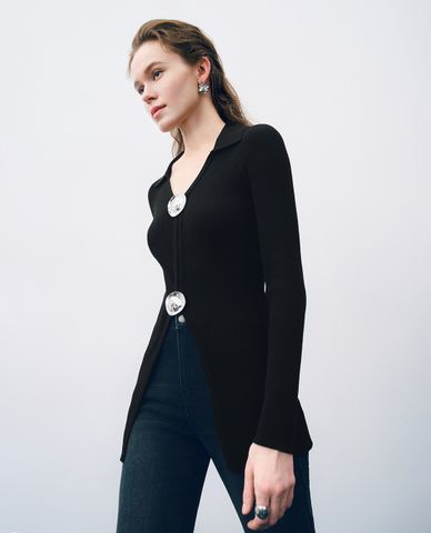  URBAN REVIVO - Áo dệt kim nữ cổ V tay dài phối nút Fluid Metal Buttons 