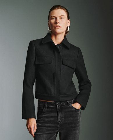  URBAN REVIVO - Áo khoác croptop nữ cổ bẻ tay dài phối zip Flap Pocket 