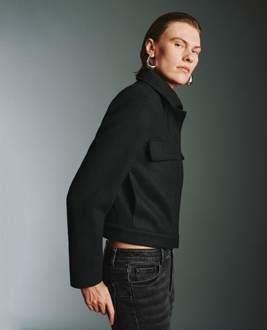  URBAN REVIVO - Áo khoác croptop nữ cổ bẻ tay dài phối zip Flap Pocket 