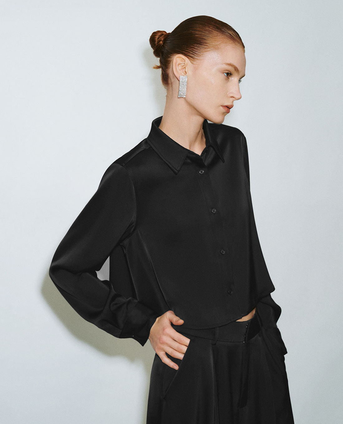 URBAN REVIVO - Áo sơ mi nữ cổ bẻ tay dài phom croptop Button Up Straight
