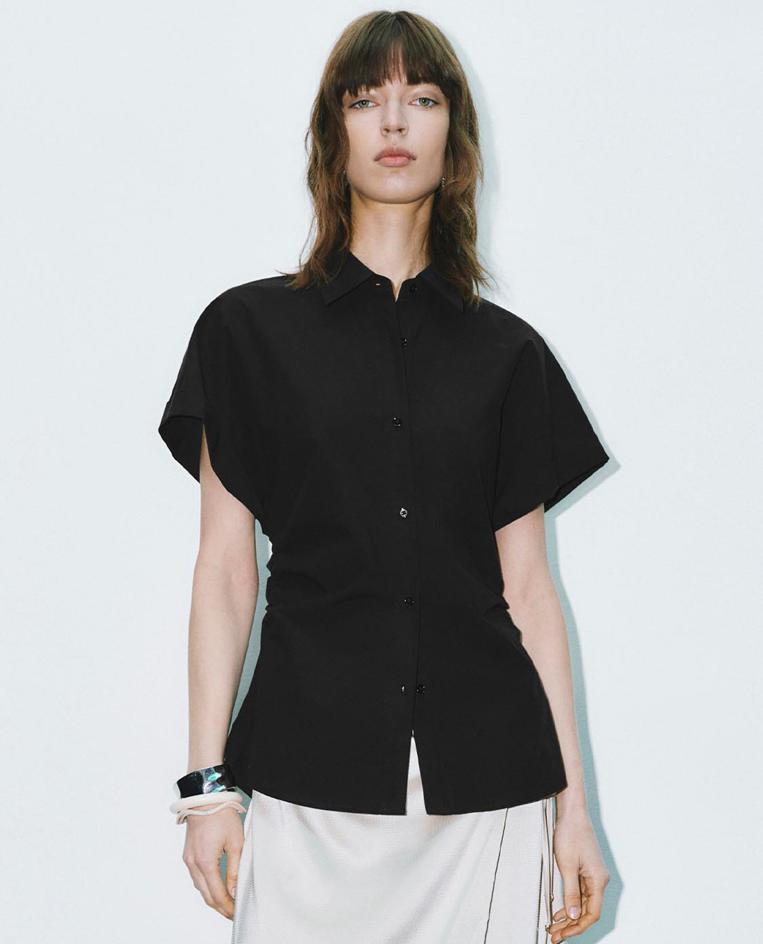 URBAN REVIVO - Áo kiểu nữ cổ bẻ tay ngắn Tapered Waist