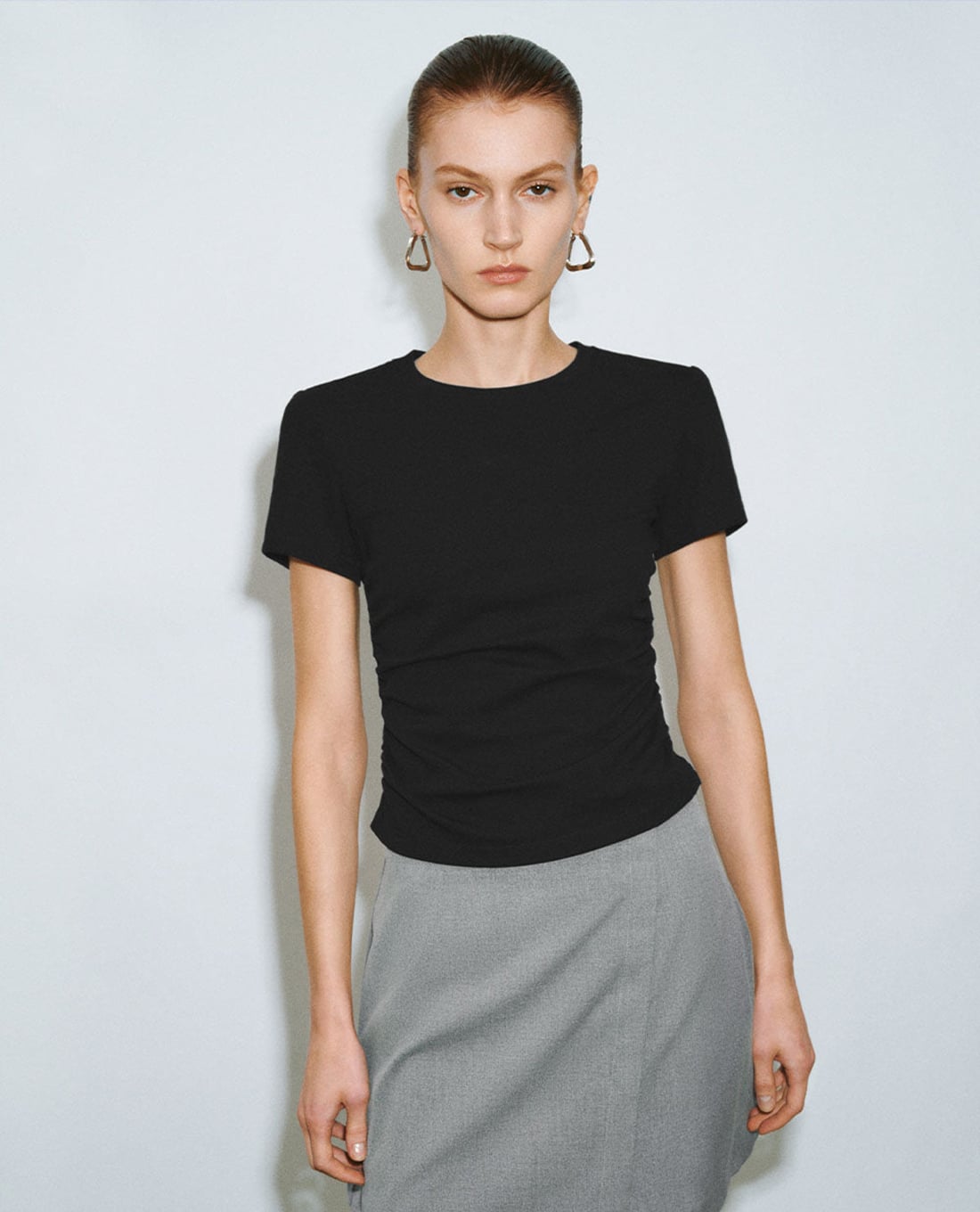 URBAN REVIVO - Áo thun nữ cổ tròn tay ngắn phom ôm Straight