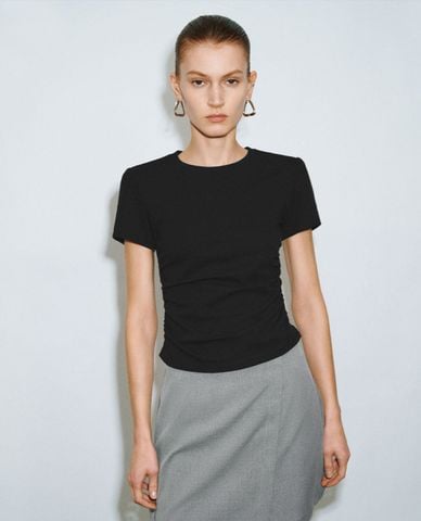  URBAN REVIVO - Áo thun nữ cổ tròn tay ngắn phom ôm Straight 