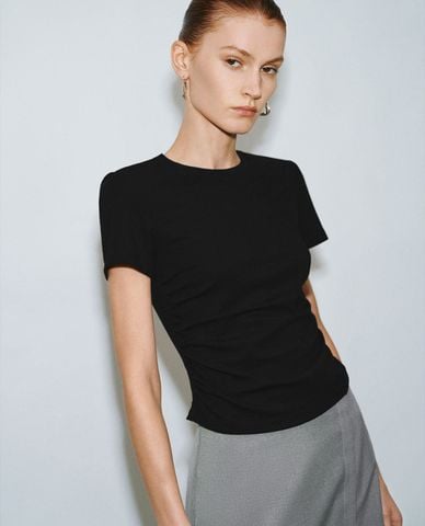  URBAN REVIVO - Áo thun nữ cổ tròn tay ngắn phom ôm Straight 