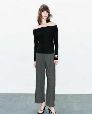  URBAN REVIVO - Áo trễ vai nữ tay dài phom ôm hiện đại 