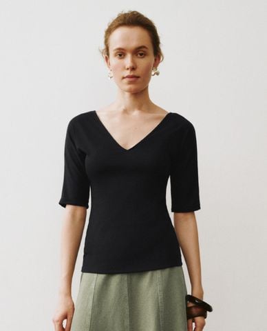  URBAN REVIVO - Áo thun nữ cổ V tay lỡ trẻ trung 