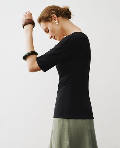  URBAN REVIVO - Áo thun nữ cổ V tay lỡ trẻ trung 