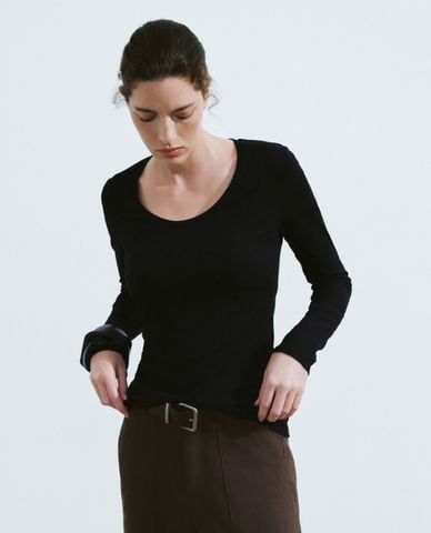  URBAN REVIVO - Áo thun nữ tay dài phom ôm U Neck 