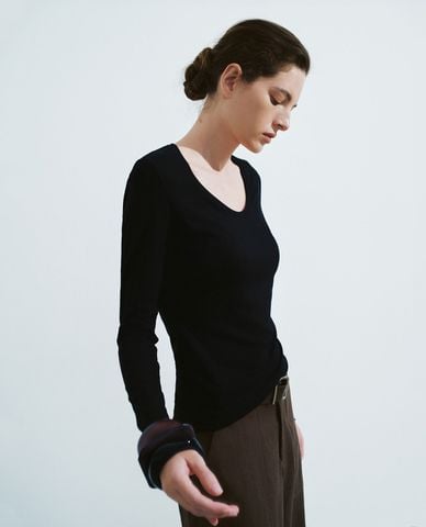  URBAN REVIVO - Áo thun nữ tay dài phom ôm U Neck 