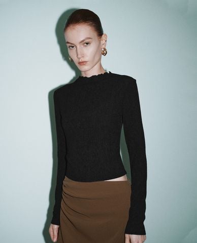  URBAN REVIVO - Áo thun nữ tay dài phom ôm Mock Neck 