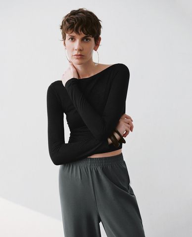  URBAN REVIVO - Áo kiểu nữ cổ thuyền tay dài phom ôm 