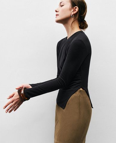  URBAN REVIVO - Áo thun nữ cổ tròn tay dài vạt xéo phom ôm nữ tính 