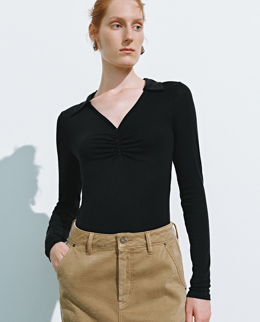 URBAN REVIVO - Áo kiểu nữ cổ V tay dài phối nút Lapel