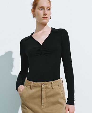  URBAN REVIVO - Áo kiểu nữ cổ V tay dài phối nút Lapel 