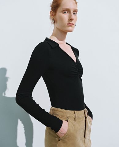  URBAN REVIVO - Áo kiểu nữ cổ V tay dài phối nút Lapel 