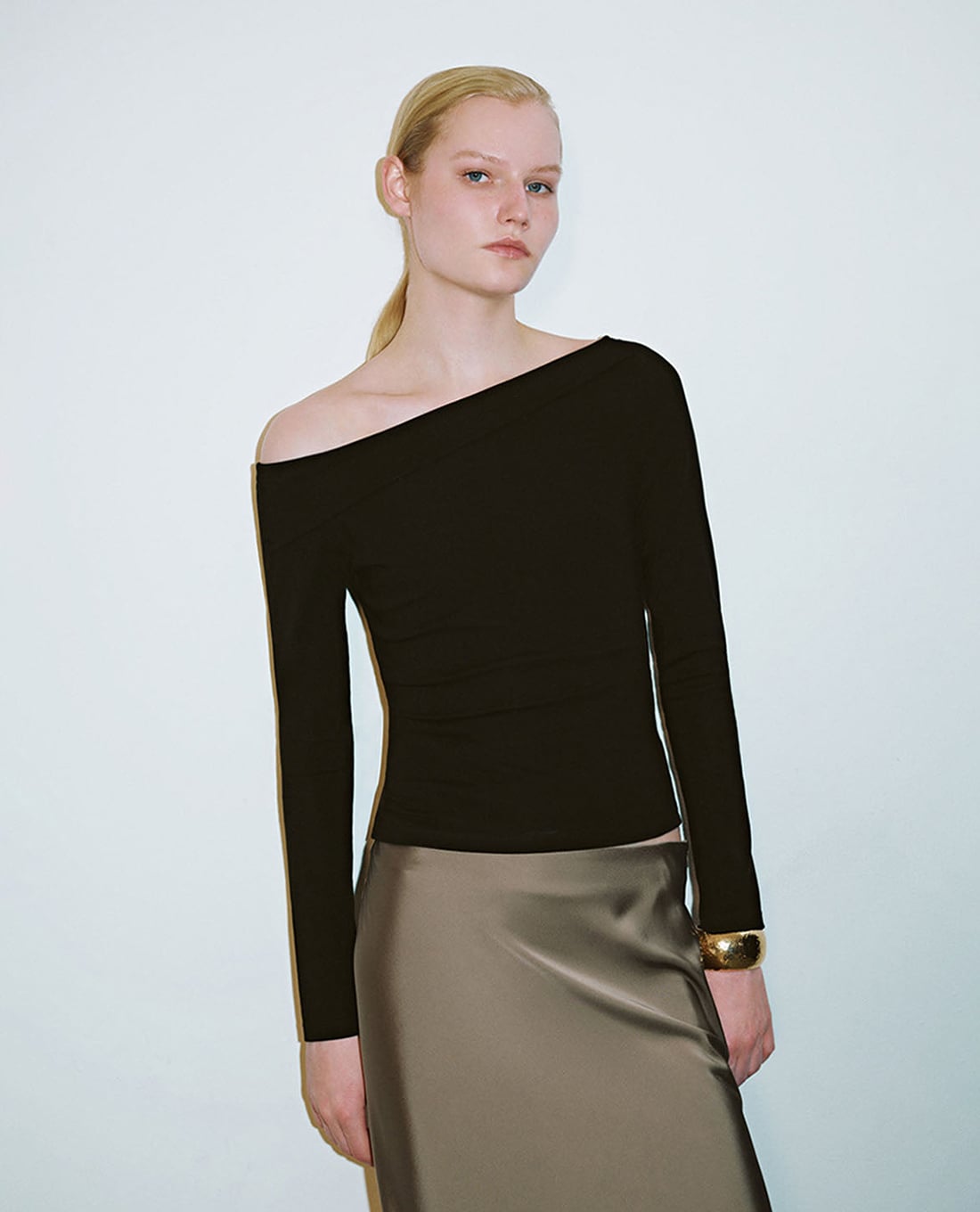 URBAN REVIVO - Áo trễ vai nữ phom ôm thời thượng