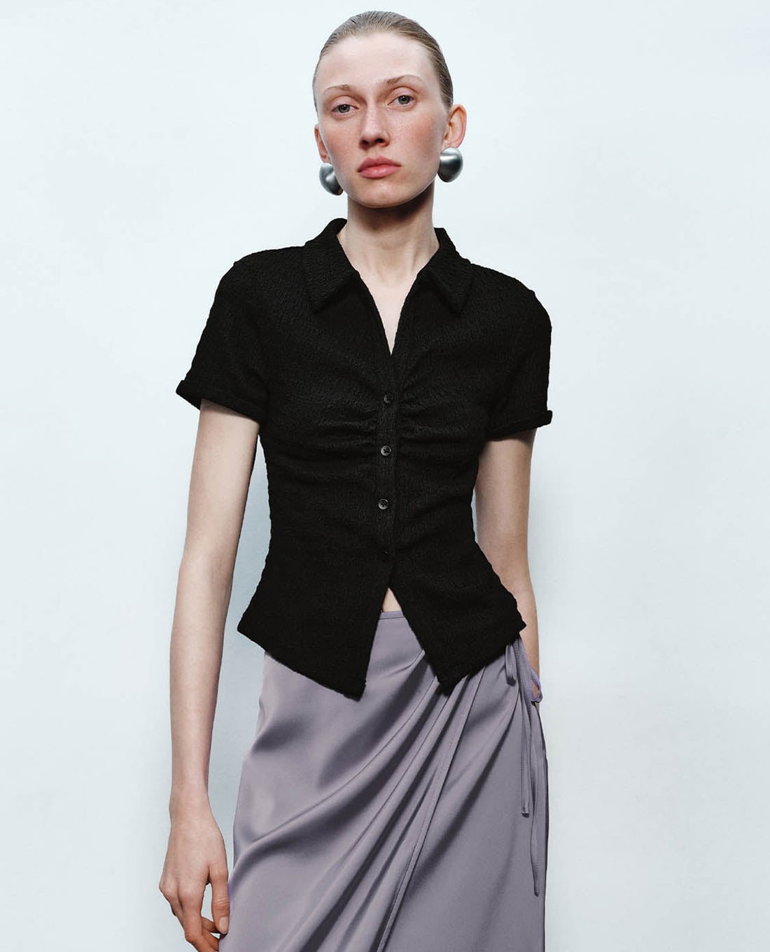 URBAN REVIVO - Áo kiểu nữ cổ bẻ tay ngắn Skinny Lapel