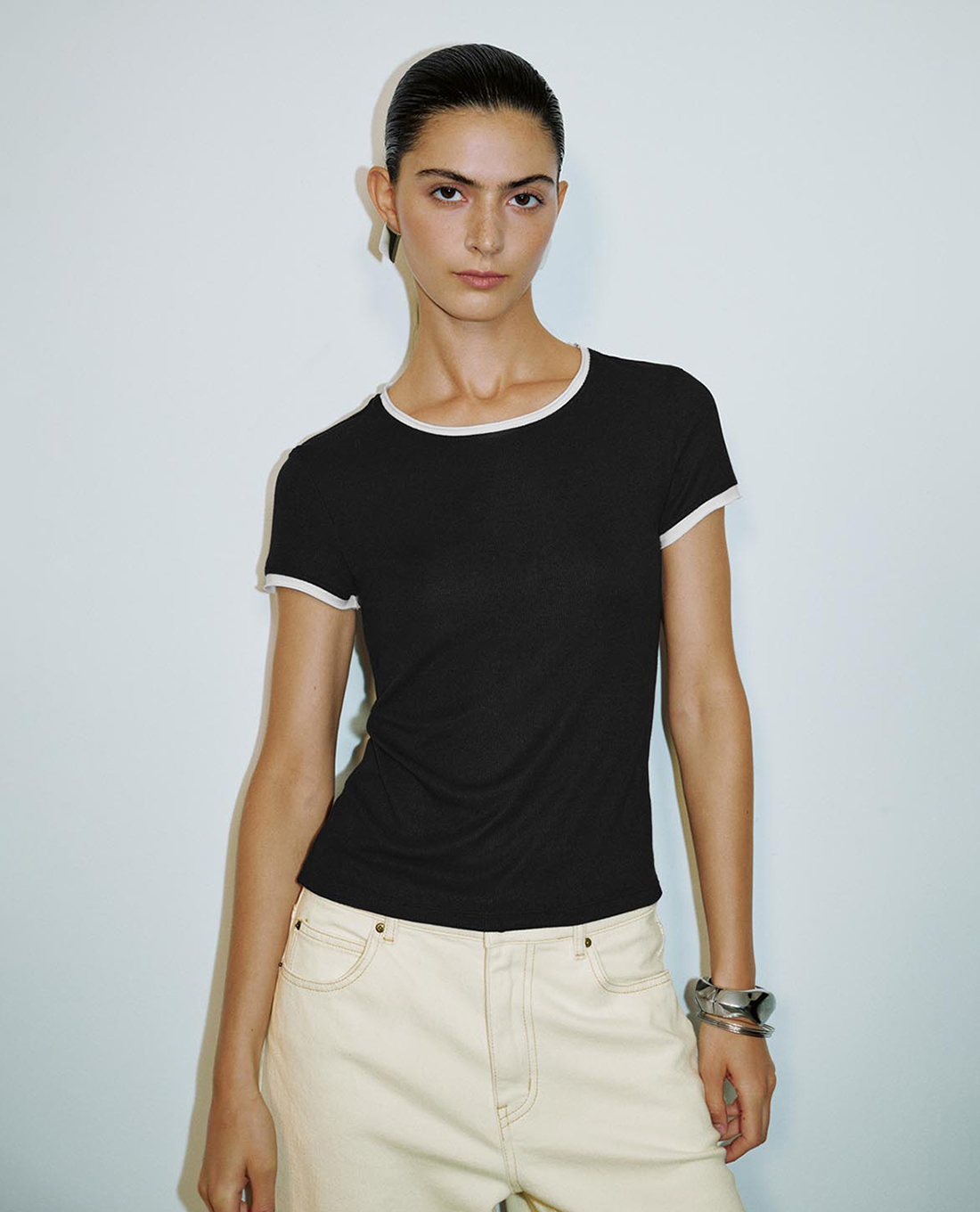 URBAN REVIVO - Áo thun nữ cổ tròn tay ngắn hiện đại