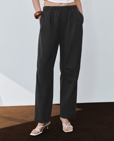  URBAN REVIVO - Quần nữ ống rộng lưng thun Carrot Fit 